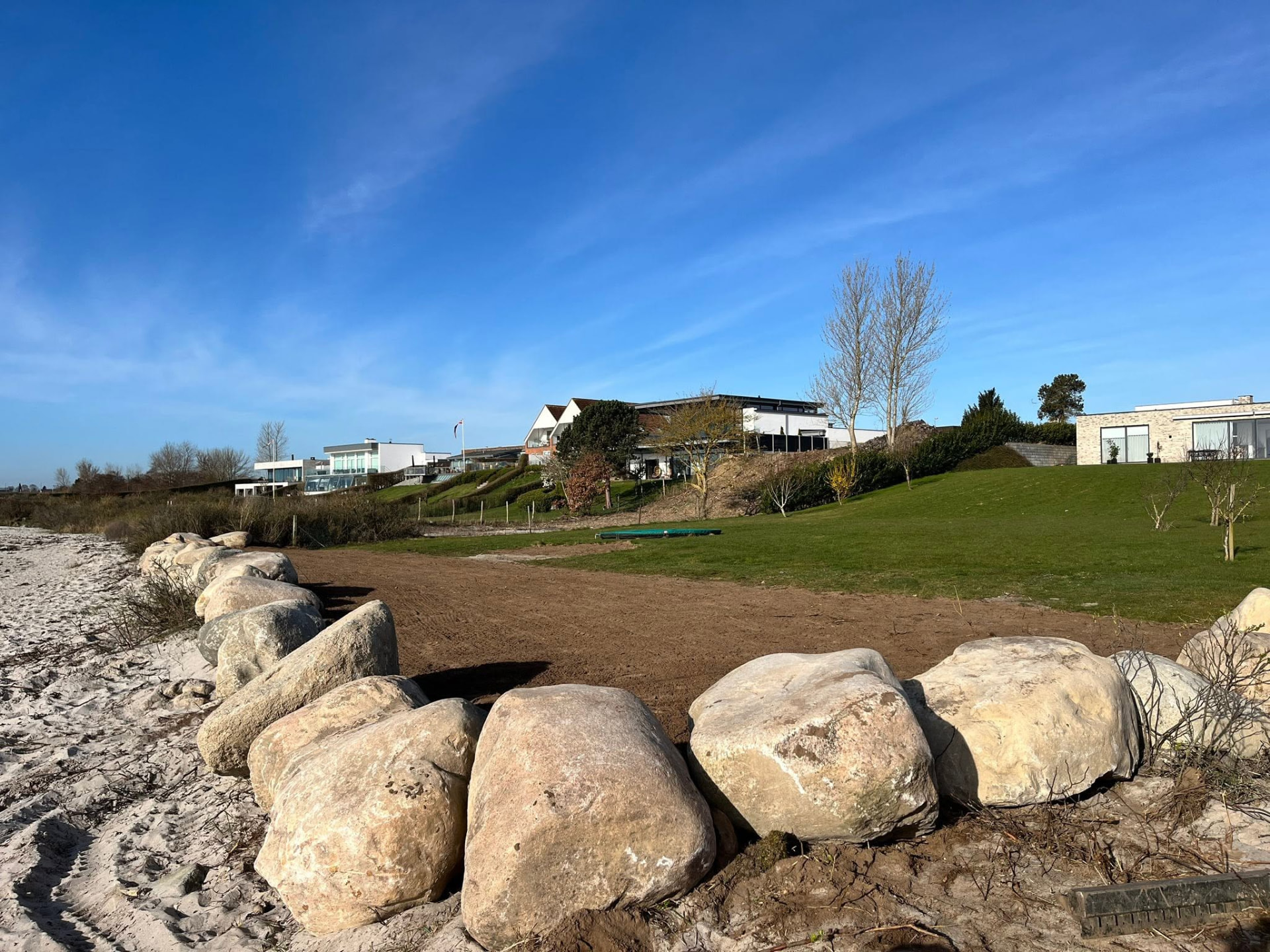 Kystsikring med store sten langs strandgrund