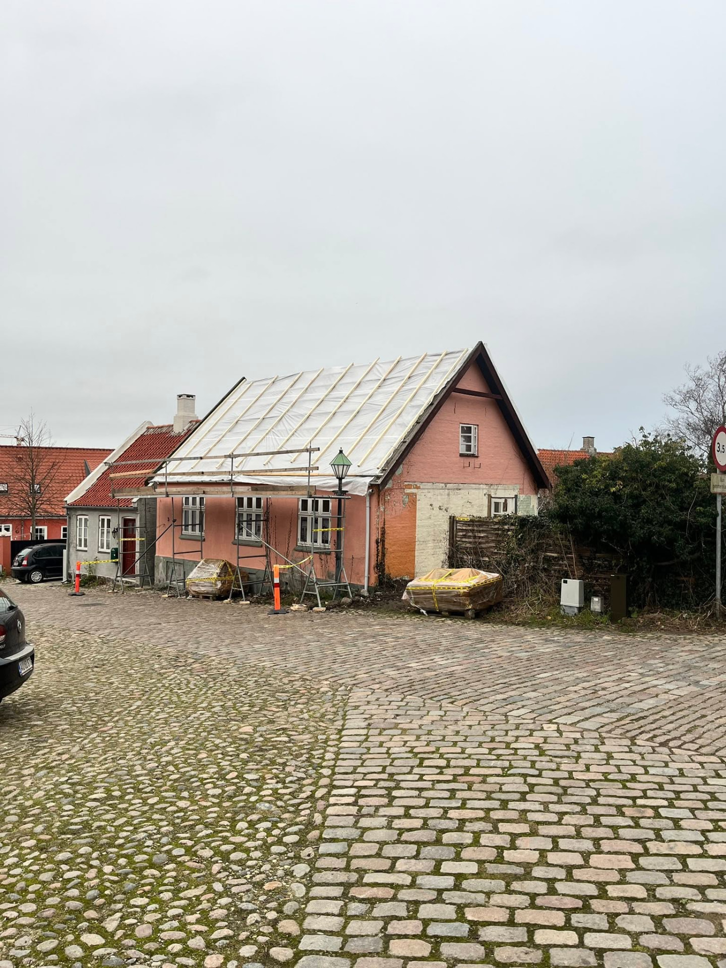 Tagrenovering med stillads og afdækning før nedtagning af eternittag